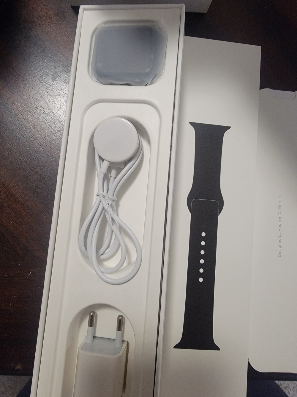 & Other Stories White Magnetic Smartwatch Charger with Black Sport Band